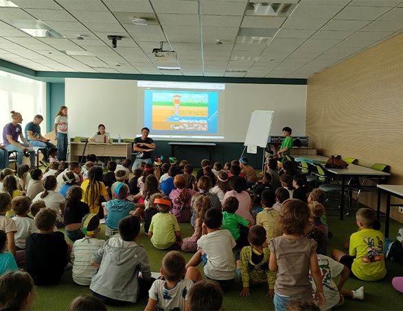 Clivet Kids Open Day: children watching the live broadcast from Uganda for the inauguration of the Clivet well 