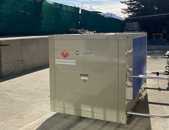 Clivet ELFOEnergy Sheen EVO heat pump with R32 gas, installed to ensure summer and winter comfort in the offices.