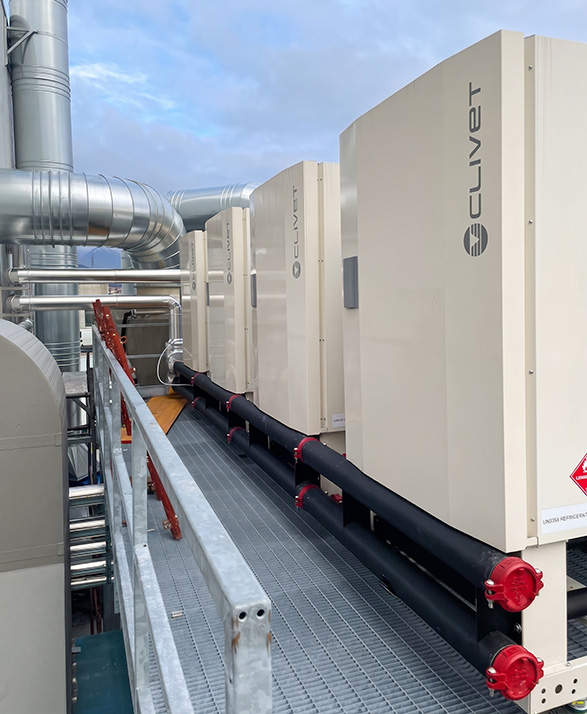 Eurofin plant with 4 Clivet SPINChiller3 (WSAN-YIN) heat pumps connected in hydraulic cascade for efficiency