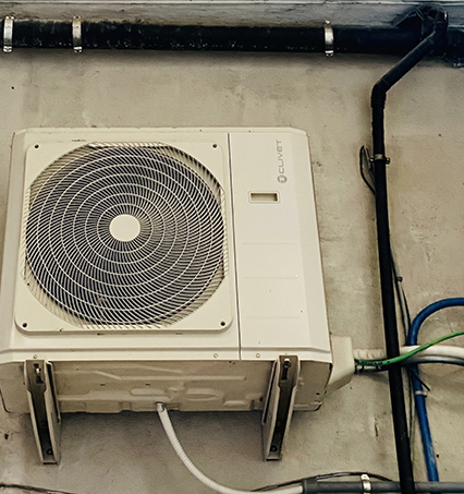 Clivet heat pump installed to optimize comfort and air. Efficient solution with intelligent management.
