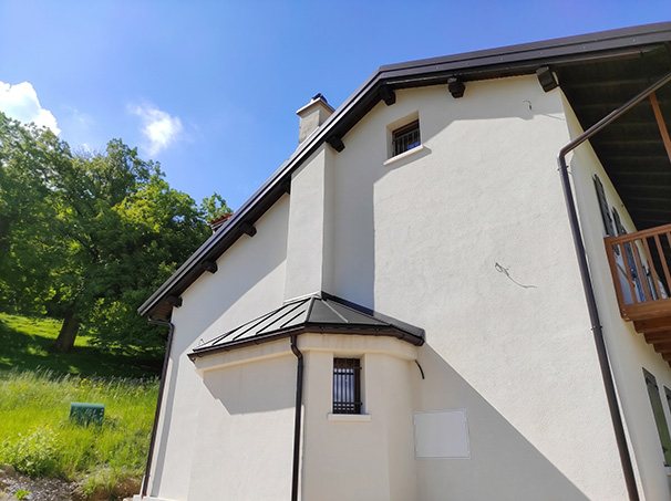 Renovated two-story rustic house featuring Clivet SPHERA EVO heat pump for winter heating and summer cooling.