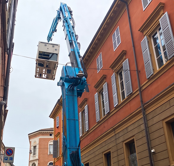 Installation of two super-silent Clivet SPINchiller4 liquid chillers for the BPER Banca HVAC system.